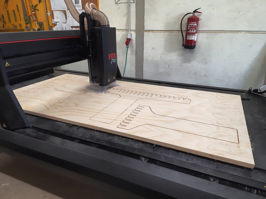 Fresadora CNC Fox PRO cortando un tablero de madera en taller