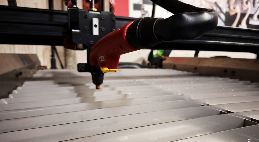 Mesa de corte plasma CNC IonPlasma Basic — antorcha en taller